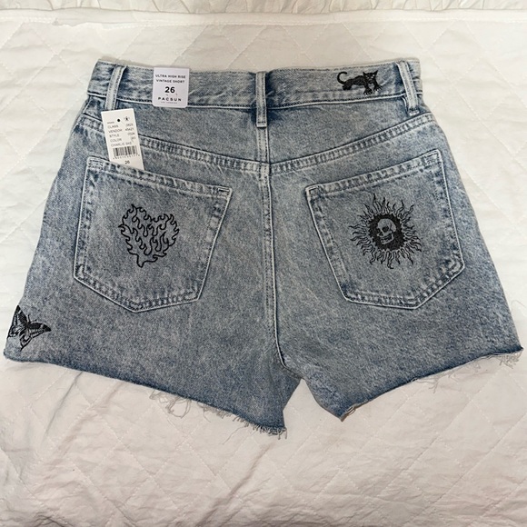 NWT PacSun Women’s Ultra High Rise denim shorts S:26 - Picture 2 of 3